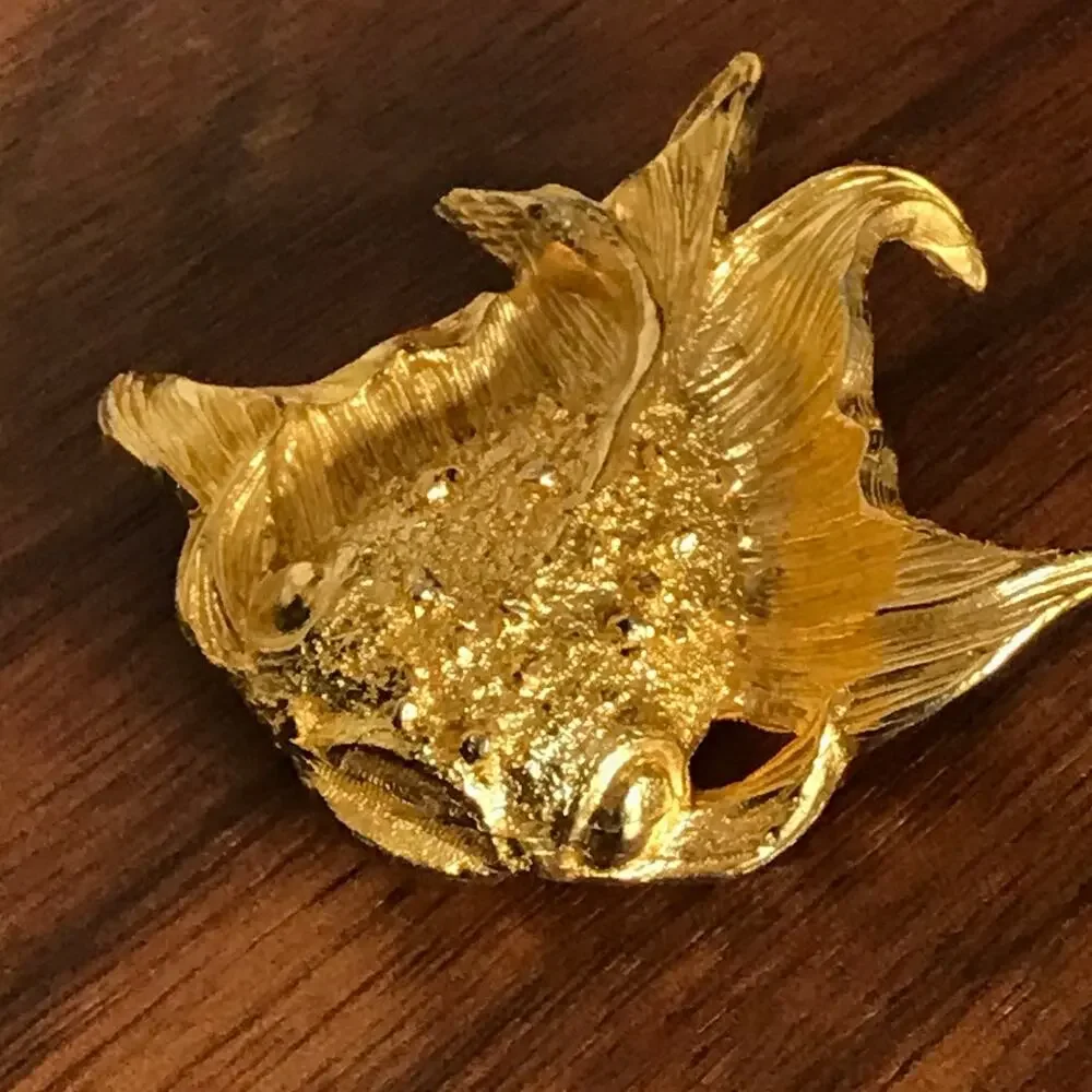 Vintage Dimensional Lucky Koi Gold Tone Textured Fish Pin / Brooch